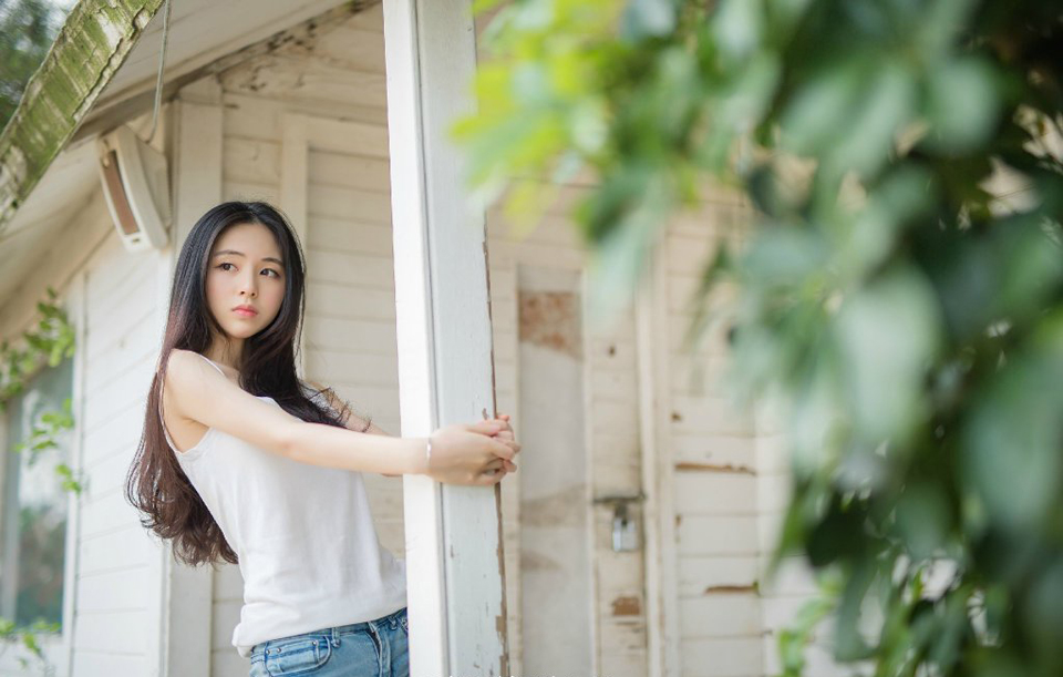不爱的爱情，永远不会变坏。所以，我们调情，我们暧昧，却永远不要相爱。